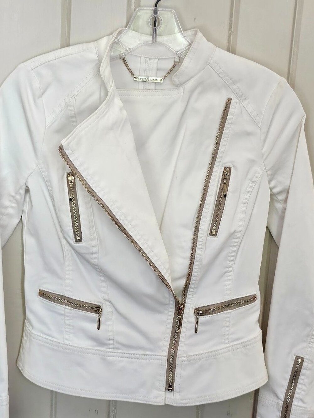 🔥HP WHBM WHITE COATED MOTO JACKET with GOLD ZIPPERED DETAIL, PEPLUM HEM SIZE 0P